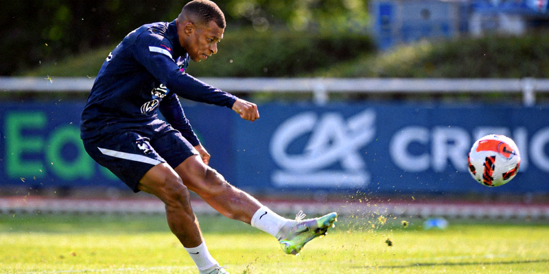 球星姆巴佩在训练中展示精湛球技的短视频截图